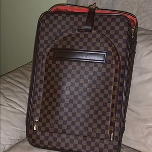 Authentic Louis Vuitton Tavel bag 💼
